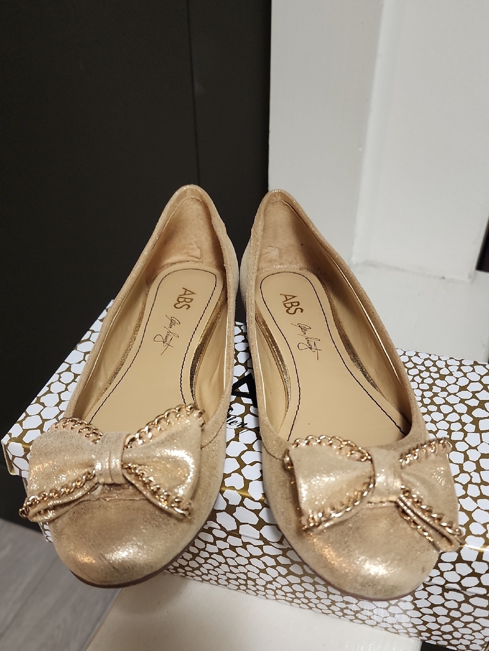 ABS Allen Schwartz / Dorys Ballet Flats / Gold-chain Bow / Women's Size 9